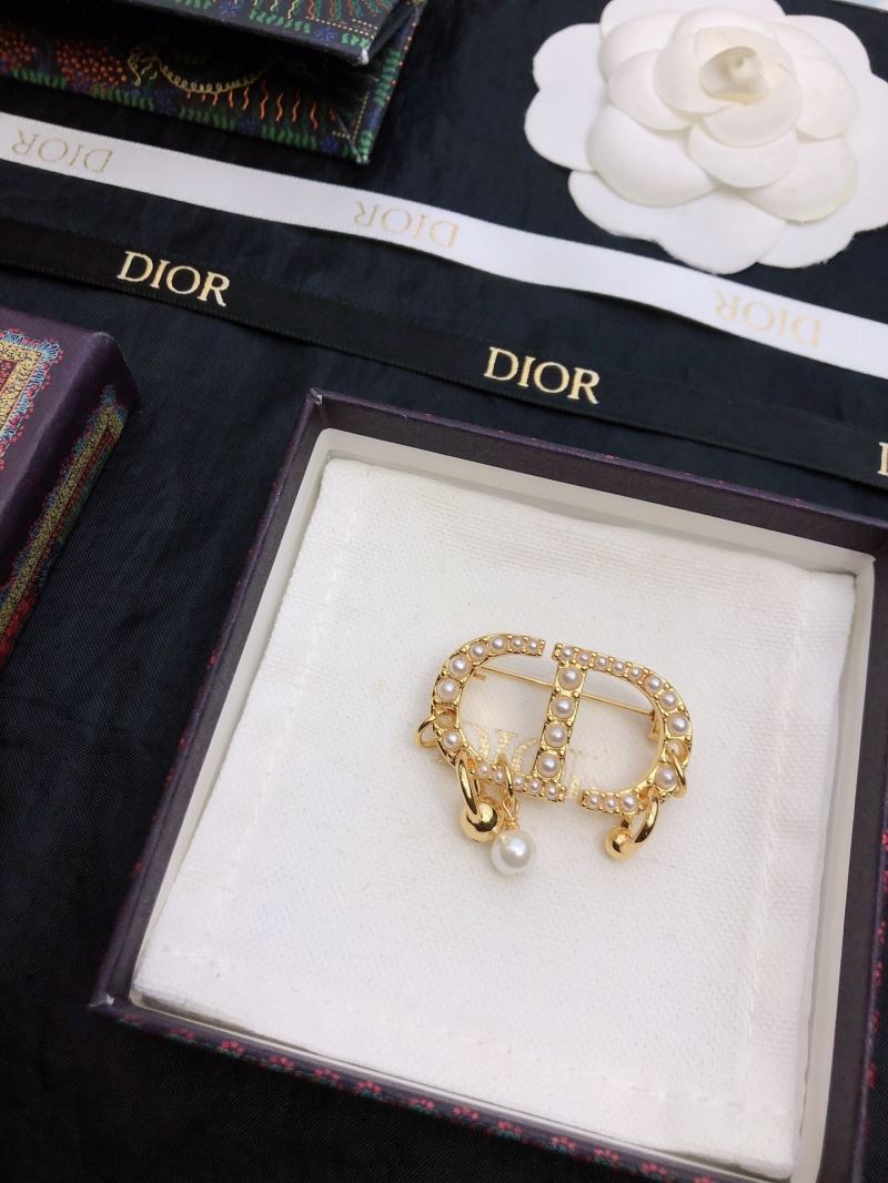 chr1st1an D10r brooches